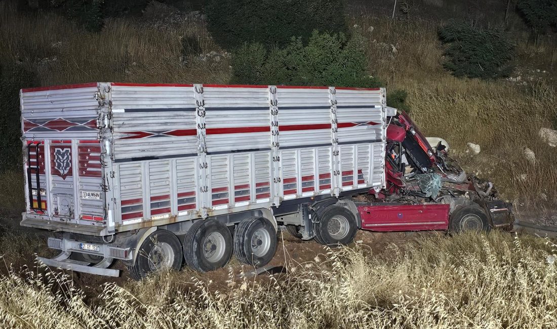 Kahramanmaraş’ta tır şarampole uçtu: 1 yaralı Çarpışmanın etkisiyle meydana gelen kazada, 01 R 9233 plakalı çekicinin