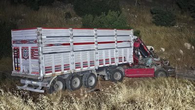 Çarpışmanın etkisiyle meydana gelen kazada, 01 R 9233 plakalı çekicinin