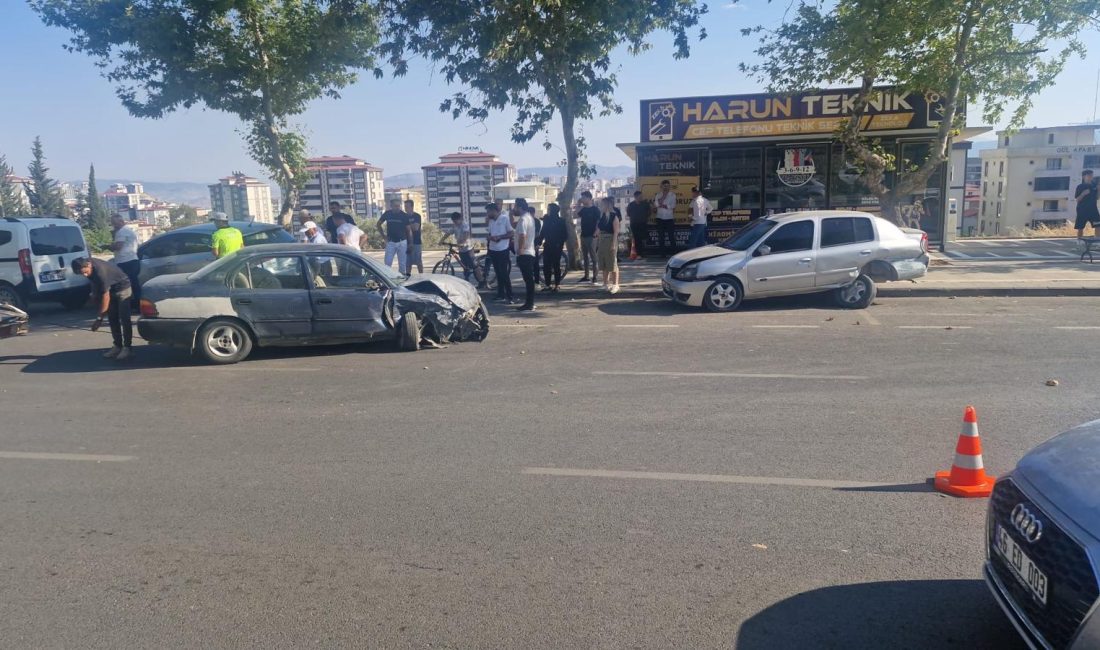 Kahramanmaraş’ta zincirleme kaza: 1 yaralı Kazada sürücü yaralanırken araçlarda maddi hasar oluştu. İhbar üzerine bölgeye