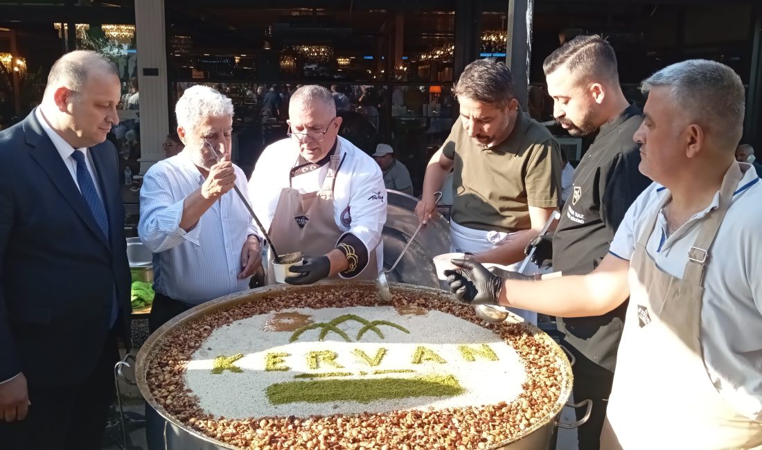 Kervan Pastaneleri Alpedo Dondurma Kristal Şubesi’nden Aşure İkramı Kervan Pastaneleri Yönetim Kurulu Başkanı Yaşar Pekel de vatandaşlarla bir