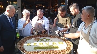 Kervan Pastaneleri Yönetim Kurulu Başkanı Yaşar Pekel de vatandaşlarla bir