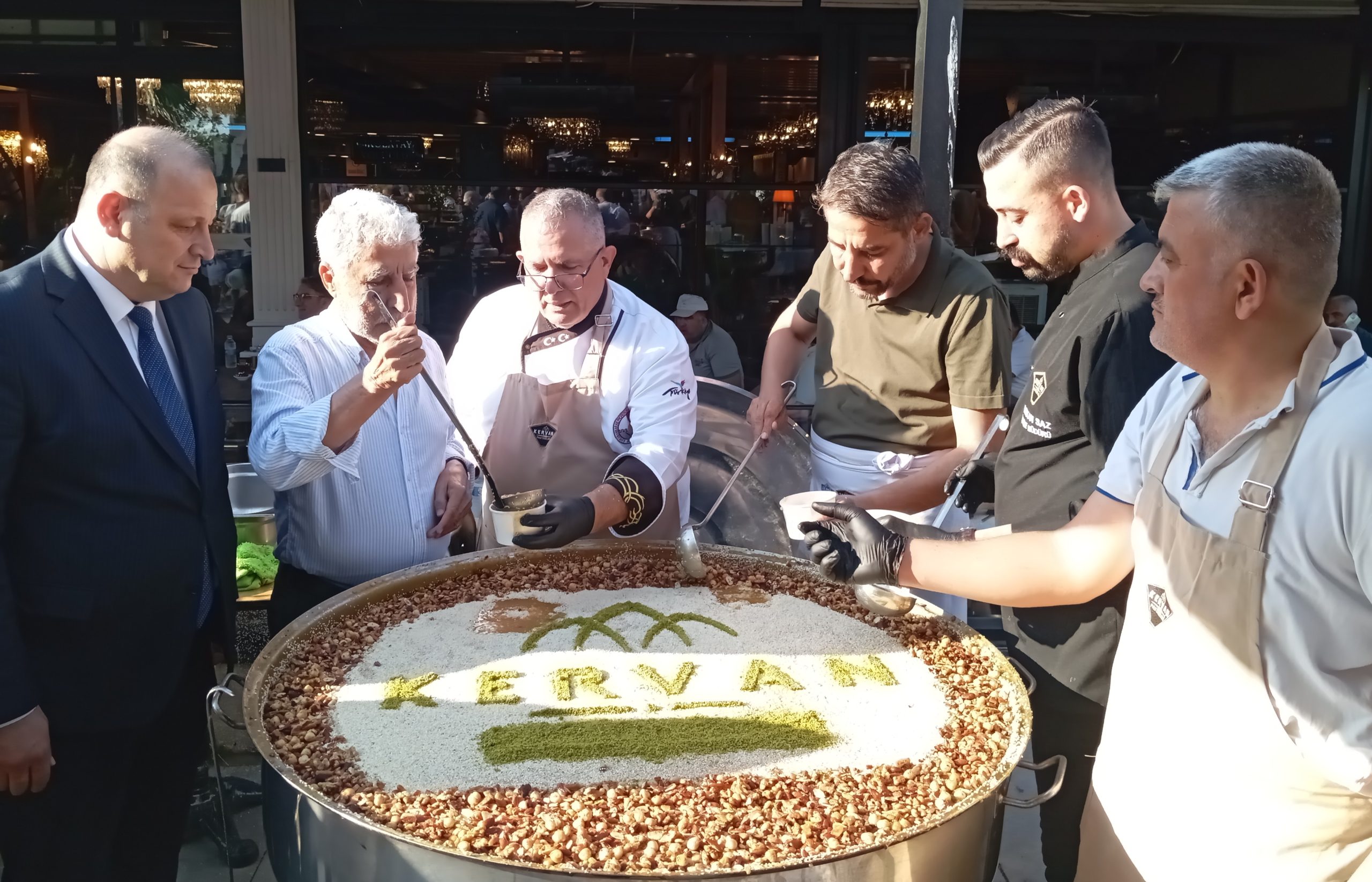Kervan Pastaneleri Alpedo Dondurma Kristal Şubesi'nden Aşure İkramı 1 IMG