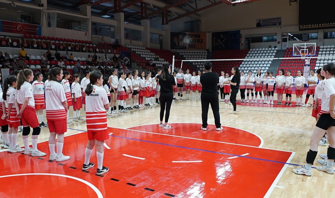 Büyükşehir’den Kadın Voleyboluna Güçlü Altyapı Desteği Merkez Spor Kompleksi’nde gerçekleştirilen seçmelere toplam 347 voleybolsever katıldı. Küçük,