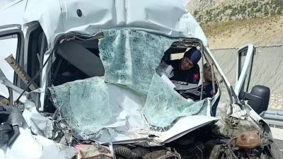 Edinilen bilgilere göre, henüz bilinmeyen bir nedenle kontrolden çıkan araç