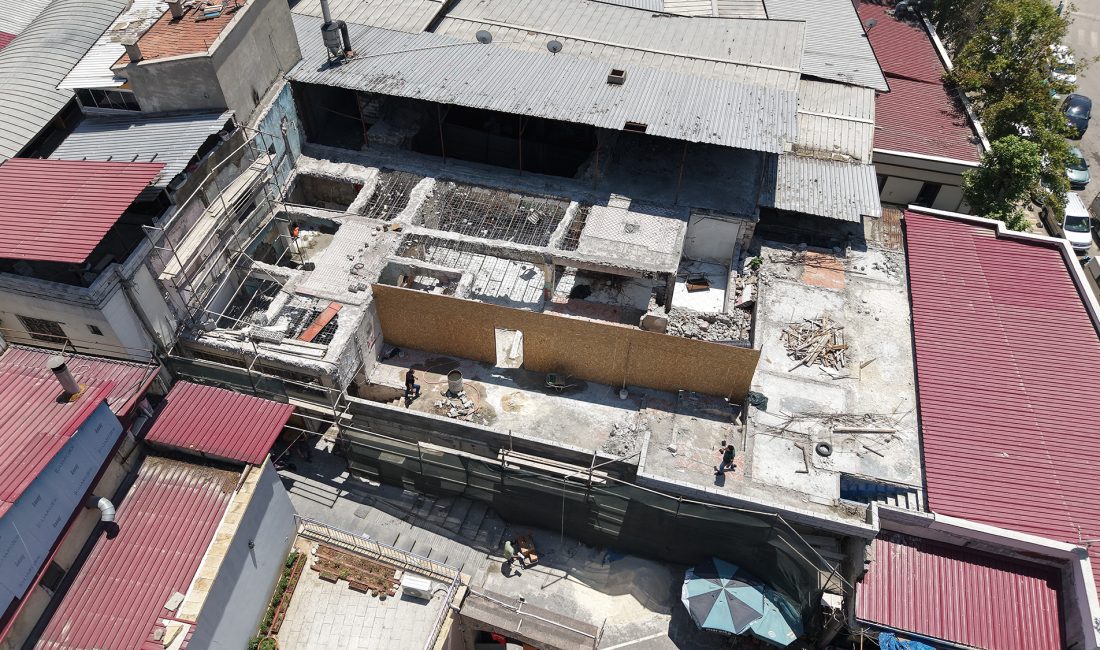 Tarihi Katiphan Sokağı’nda Dönüşüm Başladı Proje kapsamında sokakta bulunan yapıların cephelerinde iyileştirme çalışmaları yapılırken, mevcut