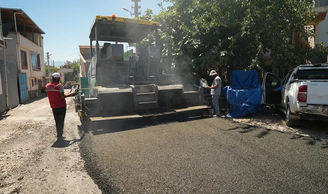Büyükşehir, Asfalt Mesaisine Durmaksızın Devam Ediyor Dulkadiroğlu Egemenlik Mahallesi’nde yürütülen çalışmalar kapsamında 21039. sokağın yolları sıcak