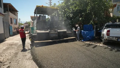 Dulkadiroğlu Egemenlik Mahallesi’nde yürütülen çalışmalar kapsamında 21039. sokağın yolları sıcak