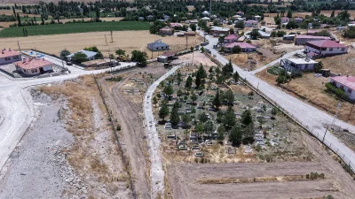 Toplam bin metrekarelik alanda gerçekleştirilen kilit parke uygulamasıyla mezarlık içerisindeki