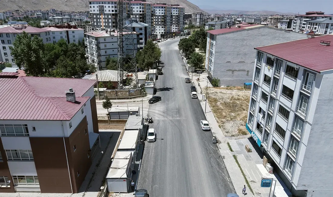 Büyükşehir, Elbistan Hacı Esat Efendi Caddesi’nde İlk Etabı Tamamladı Büyükşehir Belediyesinin Hacı Esat Efendi Caddesi’nde gerçekleştirdiği çalışmalar yalnızca asfalt