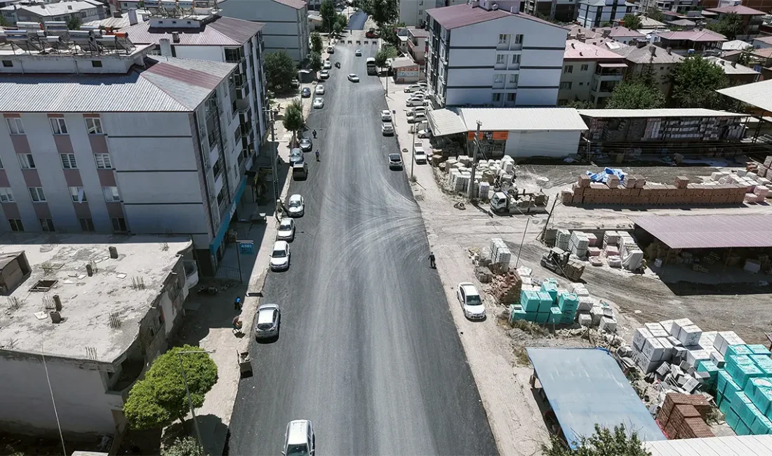 Büyükşehir, Elbistan Söğütlü Caddesi’ni Modern Görünümüne Kavuşturuyor Altyapı çalışmaları ile yıllar içerisinde artan araç trafiği nedeniyle yıpranan