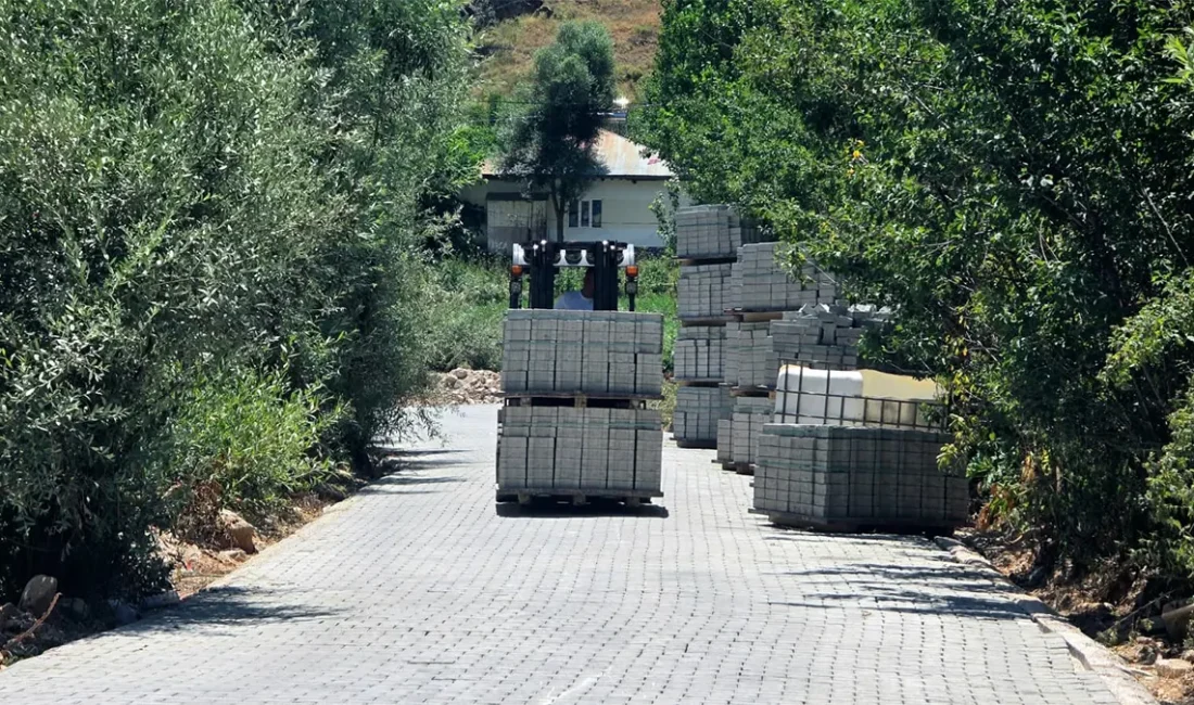 Büyükşehir, Göksun Kırsalında Ulaşım Konforunu Yükseltiyor Yol Yapım, Bakım ve Onarım Dairesi Başkanlığı koordinesinde gerçekleştirilen çalışmalarla,