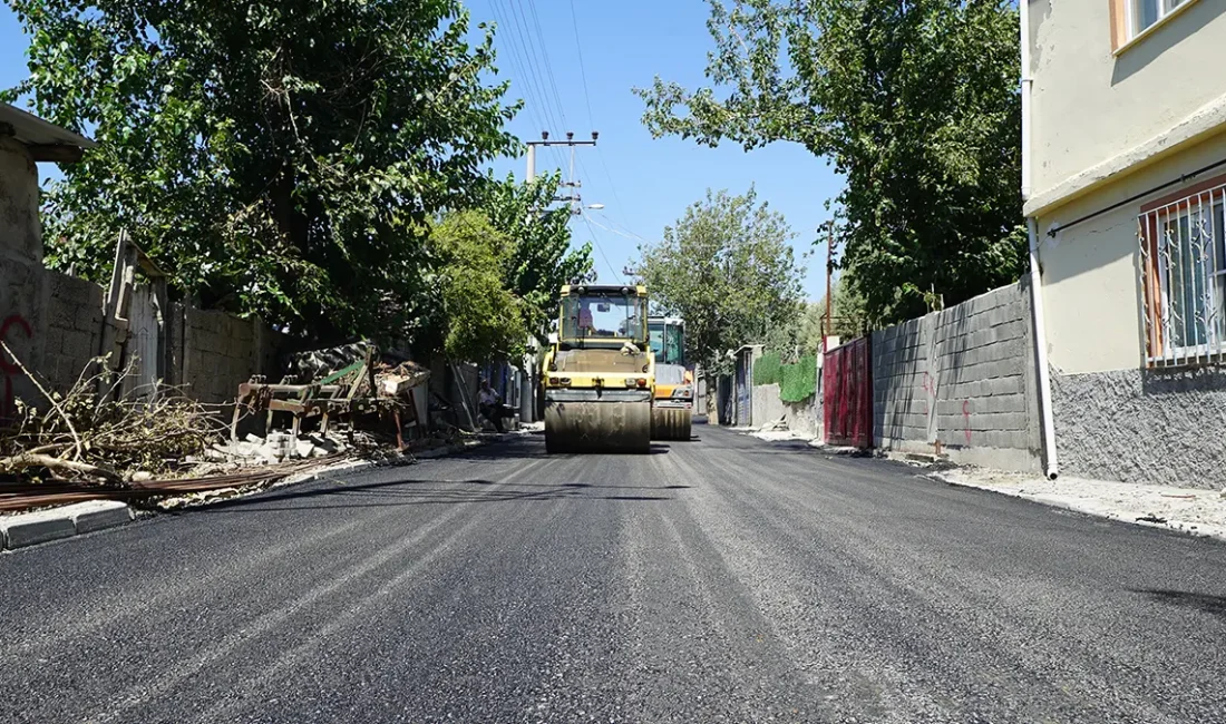 Büyükşehir’den Gençosman’da Kesintisiz Asfalt Mesaisi Ekipler, 30008 ve 30005’inci sokakta yürüttüğü çalışmalarla mevcut yol zeminlerini