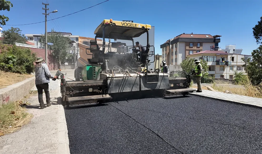 Büyükşehir’in Dulkadiroğlu Bahçelievler’de Asfalt Mesaisi Kesintisiz Sürüyor Bu kapsamda, Üstyapı çalışmaları kapsamında ekiplerin çalışma gerçekleştirdiği adreslerden Dulkadiroğlu