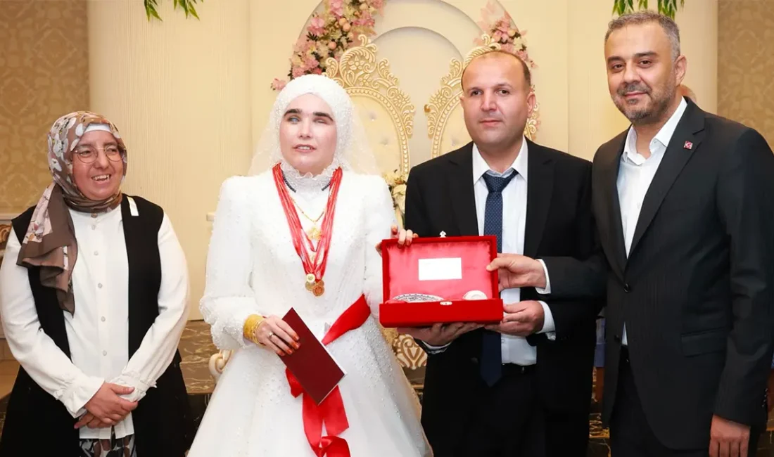 Doğuştan görme engelli iki öğretmen hayatlarını birleştirdi Çiftin nikâhını Onikişubat Belediye Başkanı Hanifi Toptaş kıydı. Aileleri, yakınları