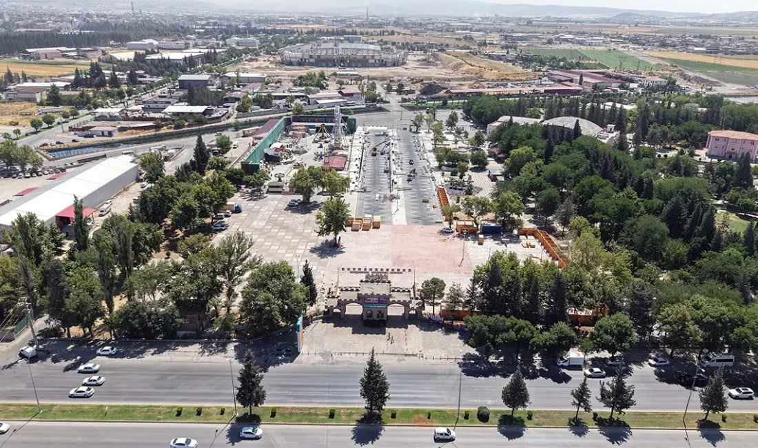 KAFUM’da Geleneksel Ağustos Fuarı Hazırlıkları Hızla Sürüyor Kahramanmaraş Büyükşehir Belediyesi tarafından Başkan Fırat Görgel öncülüğünde 20 yıllık