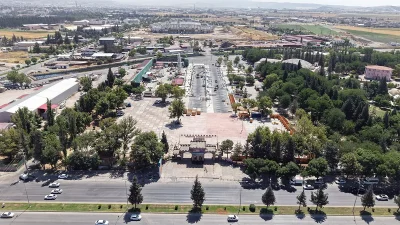 KAFUM’da Geleneksel Ağustos Fuarı Hazırlıkları Hızla Sürüyor Kahramanmaraş Büyükşehir Belediyesi tarafından Başkan Fırat Görgel öncülüğünde 20 yıllık
