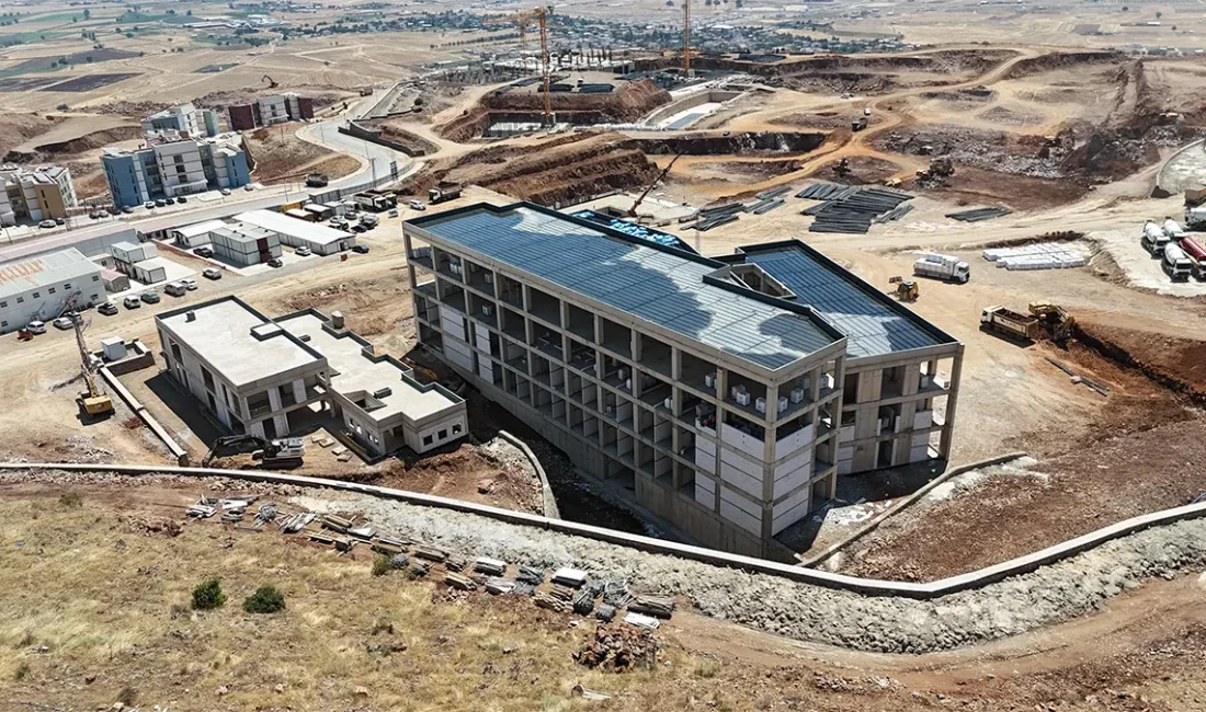 Kahramanmaraş’ın Yeni Sağlık Üssünde Çalışmalar Tüm Hızıyla Sürüyor Heyet, inşaat alanında yürütülen çalışmaları yerinde inceleyerek İl Sağlık Müdürü