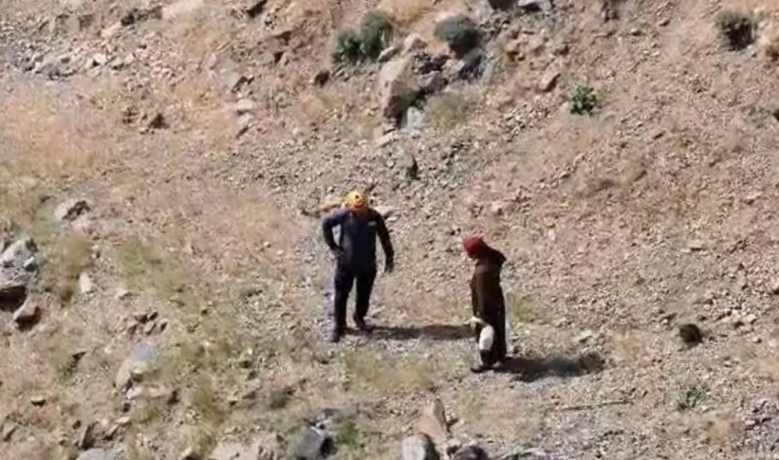 Kahramanmaraş’ta Berit Dağı’nda mahsur kalan kadın kurtarıldı Kadın, sabah saatlerinde telefonla ulaştığı eşine hayvanlarını bulduğunu ancak bulunduğu