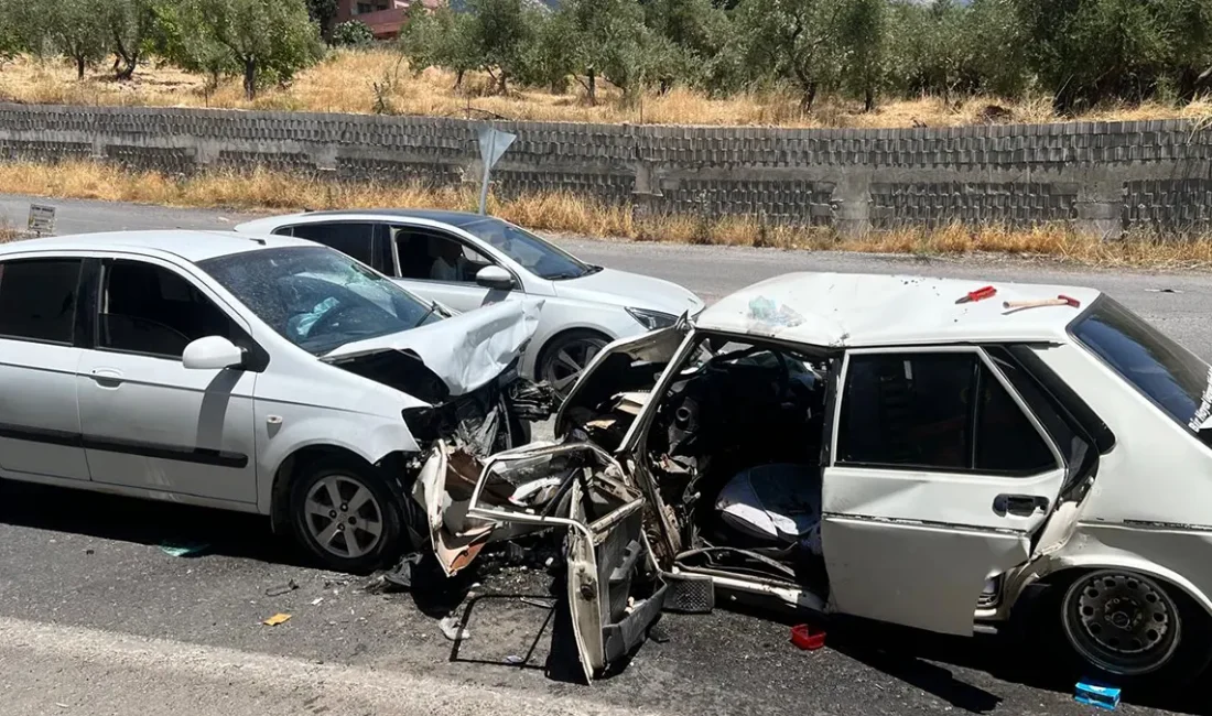 Kahramanmaraş’ta iki otomobil kafa kafaya çarpıştı: 2 yaralı İhbar üzerine olay yerine sağlık ve polis ekipleri sevk edildi.