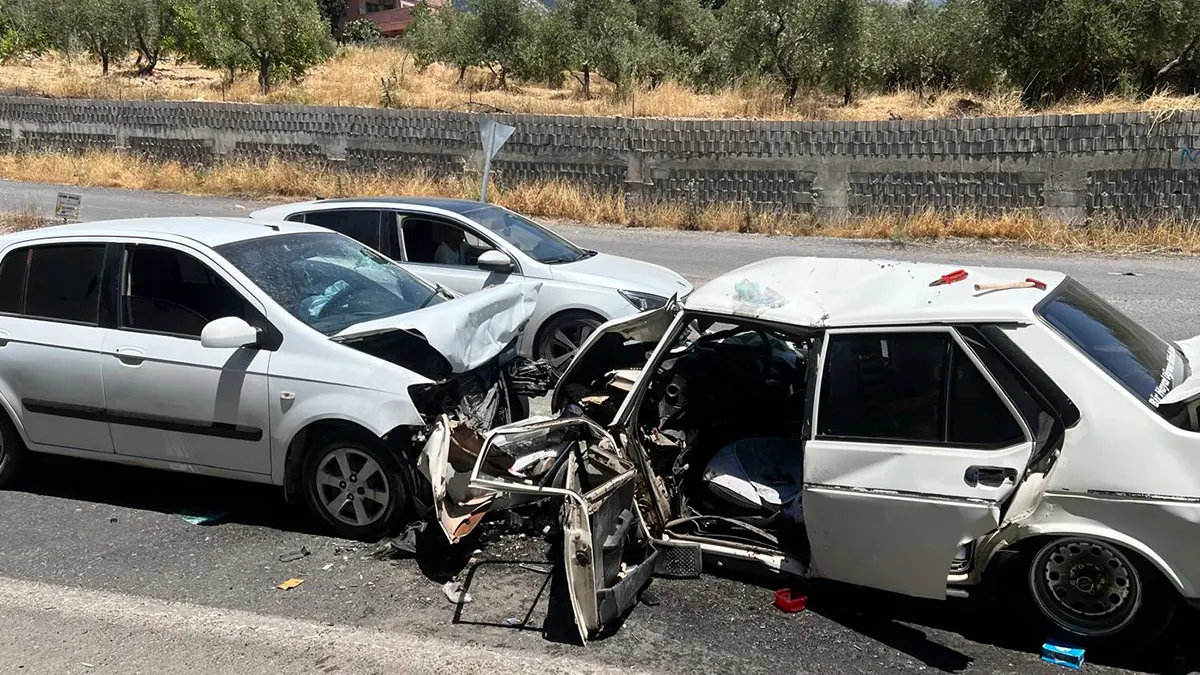 Kahramanmaraş’ta iki otomobil kafa kafaya çarpıştı: 2 yaralı 1 kahramanmarasta iki otomobil kafa kafaya carpisti yarali