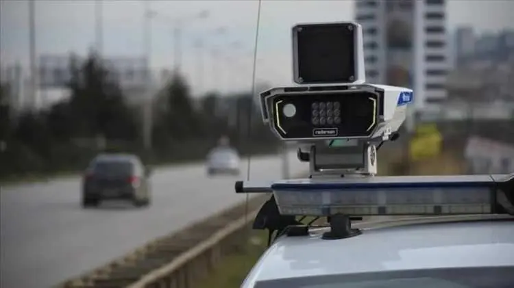 Kahramanmaraş’tan Yola Çıkacak Sürücüler Dikkat! Radar Noktaları ve Yeni Cezalar Belli Oldu Yaz tatilinin başlamasıyla birlikte karayollarındaki trafik yoğunluğu artarken, radar denetimleri