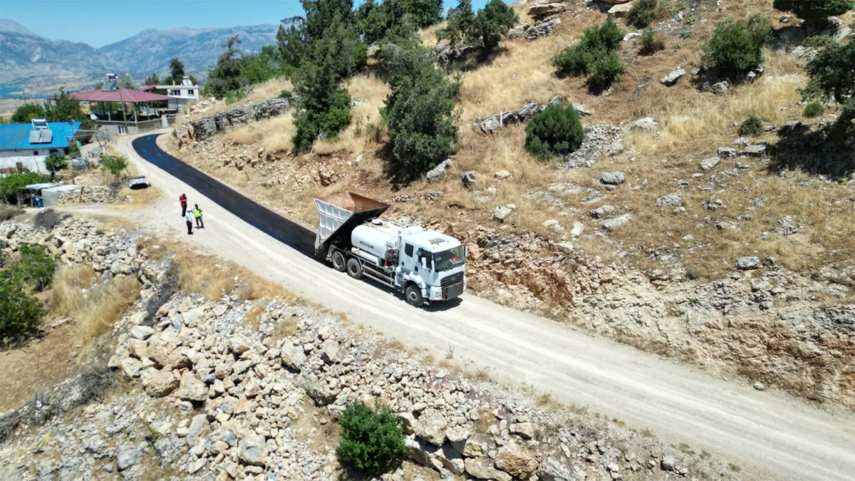 Karagöl-Çobanlı Bağlantı Yolunda Sathi Kaplama Çalışmaları Başladı 1 karagol cobanli baglanti yolunda sathi kaplama calismalari basladi
