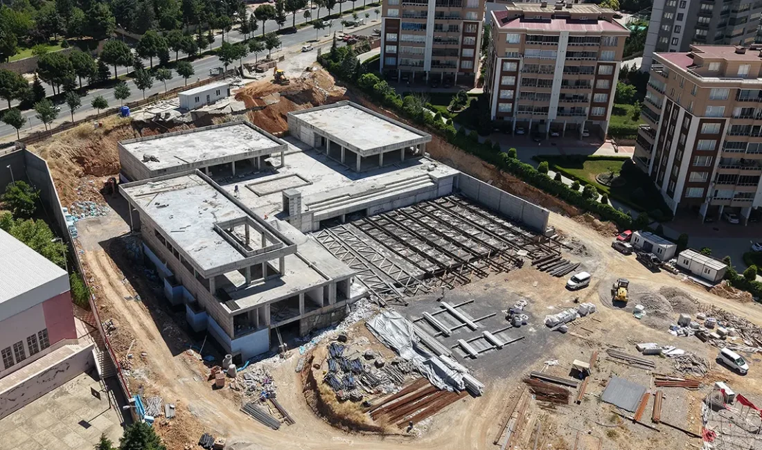 Gençlik ve Spor Merkezi'nde kaba yapı çalışmaları devam ederken, ince