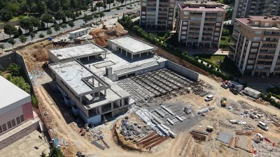 Gençlik ve Spor Merkezi'nde kaba yapı çalışmaları devam ederken, ince