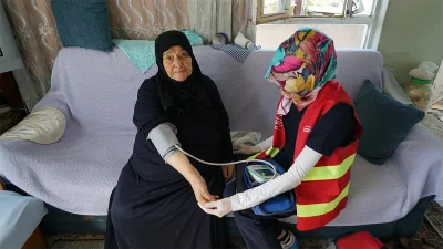 Büyükşehir Belediyesi ekipleri, yaşlı vatandaşların günlük yaşamlarını daha sağlıklı, güvenli