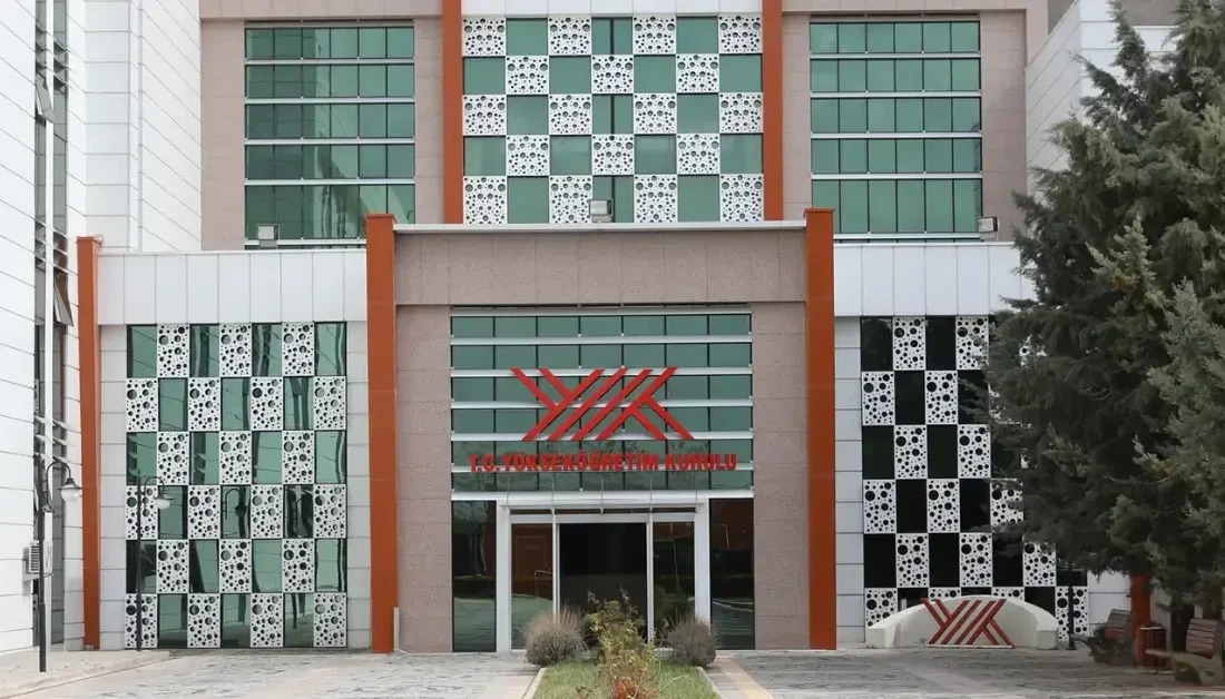 YÖK’ten depremzede üniversite öğrencilerine bir yıl daha destek Daha önce alınan kararla Adıyaman, Hatay, Kahramanmaraş ve Malatya'daki üniversitelerde