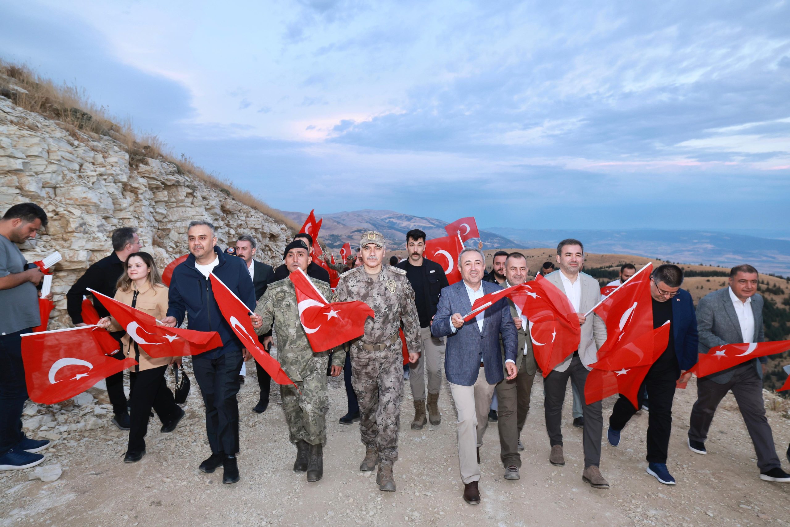Dünyanın en büyük Türk bayrağında anlamlı 30 Ağustos Bayrağa Saygı Yürüyüşü 1 7 scaled