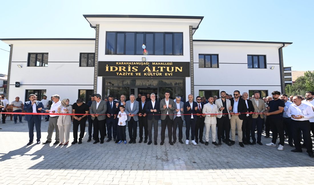 Elbistan’da İdris Altun Taziye ve Kültür Evi’nin Açılışı Gerçekleştirildi Kahramanmaraş Büyükşehir Belediye Başkanı Fırat Görgel, Altun ailesi tarafından Elbistan’ın