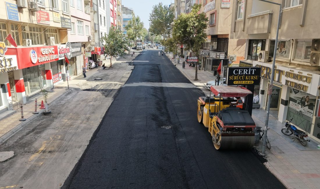 Büyükşehir, Dulkadiroğlu’nda Asfalt Mesaisini Sürdürüyor Kahramanmaraş Büyükşehir Belediyesi tarafından şehir genelinde başlatılan asfalt seferberliği tüm