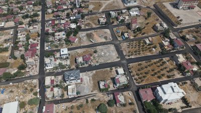Aslanbey Mahallesi’nde Asfalt Mesaisi Sürüyor Kahramanmaraş Büyükşehir Belediyesi, şehir genelinde planlı şekilde sürdürdüğü ulaşım yatırımlarına