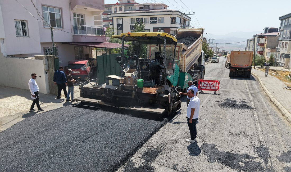 Büyükşehir, Dulkadiroğlu’nda Mehmet Esenceli Caddesi’nin Asfaltını Yeniliyor Ballıca Mahallesi’nin ana ulaşım güzergâhlarından biri olan ve toplu taşıma