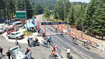 Yaklaşık 145 kilometrelik etap boyunca sporcular, bir yandan rakipleri ile