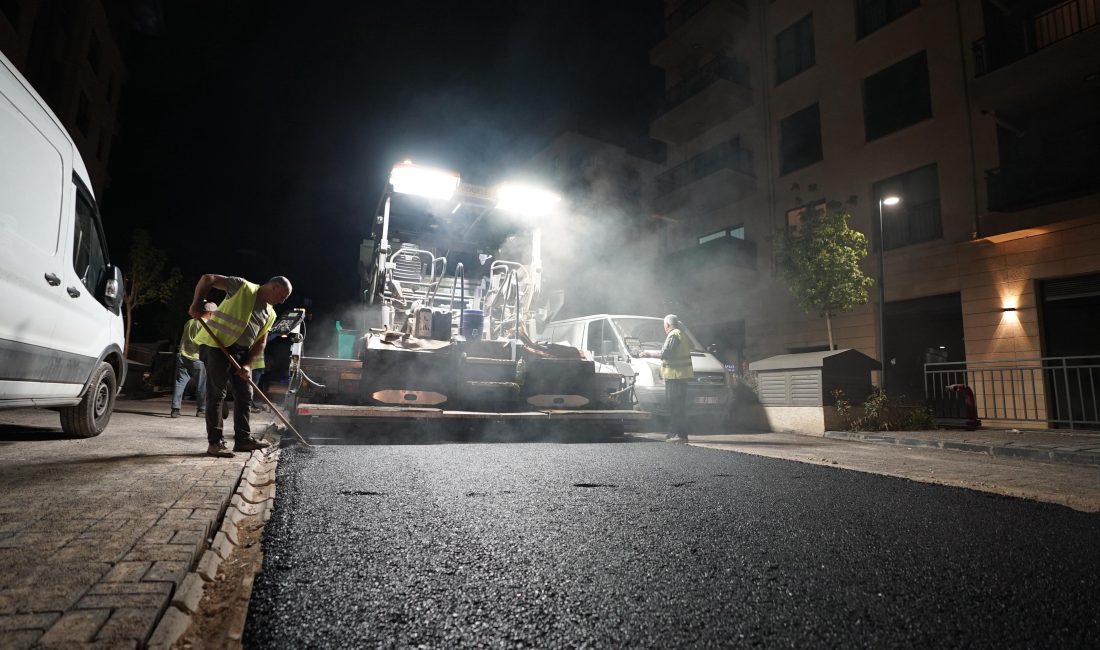 Büyükşehir, Dulkadiroğlu Yenişehir’de Yolları Yeniliyor Kahramanmaraş Büyükşehir Belediyesi, şehrin ulaşım altyapısını güçlendirmek, yol güvenliğini artırmak