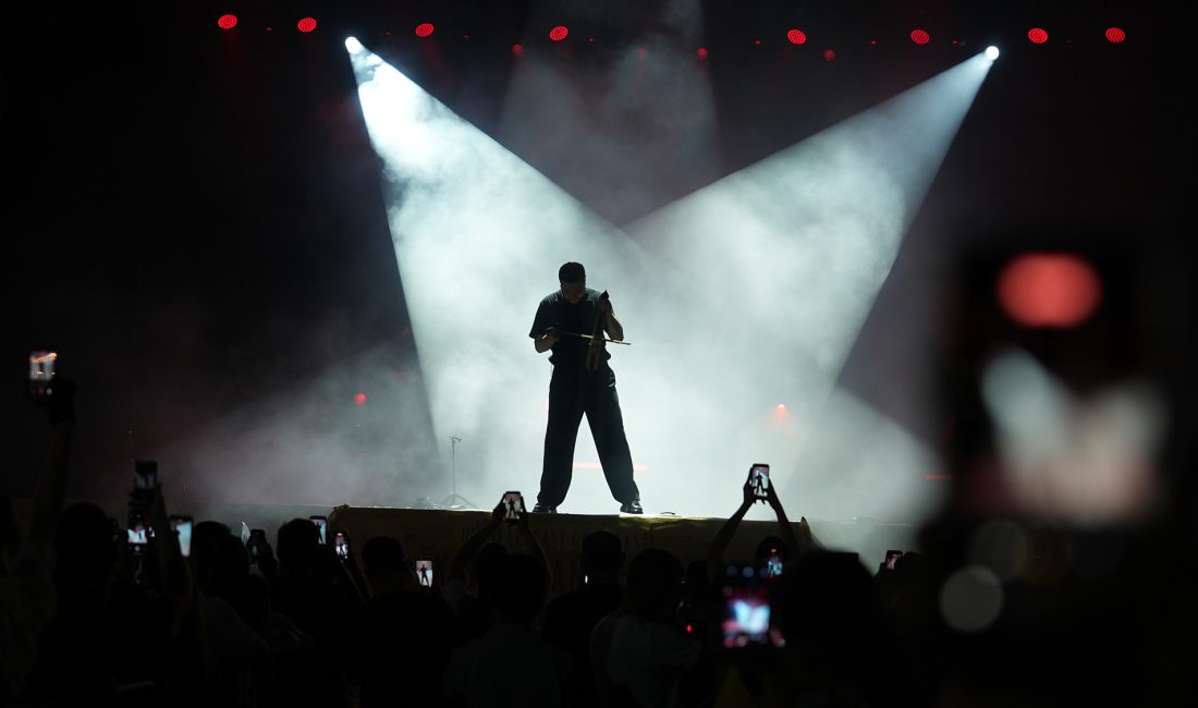 KAFUM’da yoğun katılımla gerçekleştirilen konserde Ekin Uzunlar, sevilen eserlerini dinleyiciler