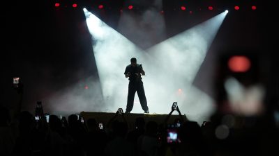 KAFUM’da yoğun katılımla gerçekleştirilen konserde Ekin Uzunlar, sevilen eserlerini dinleyiciler