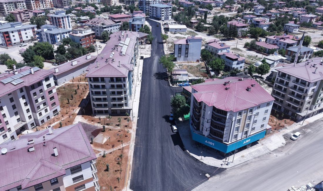Elbistan’ın Caddeleri Büyükşehir Yatırımlarıyla Yenileniyor Kahramanmaraş Büyükşehir Belediyesi, şehrin ulaşım ağını geliştirmek ve güçlendirmek amacıyla