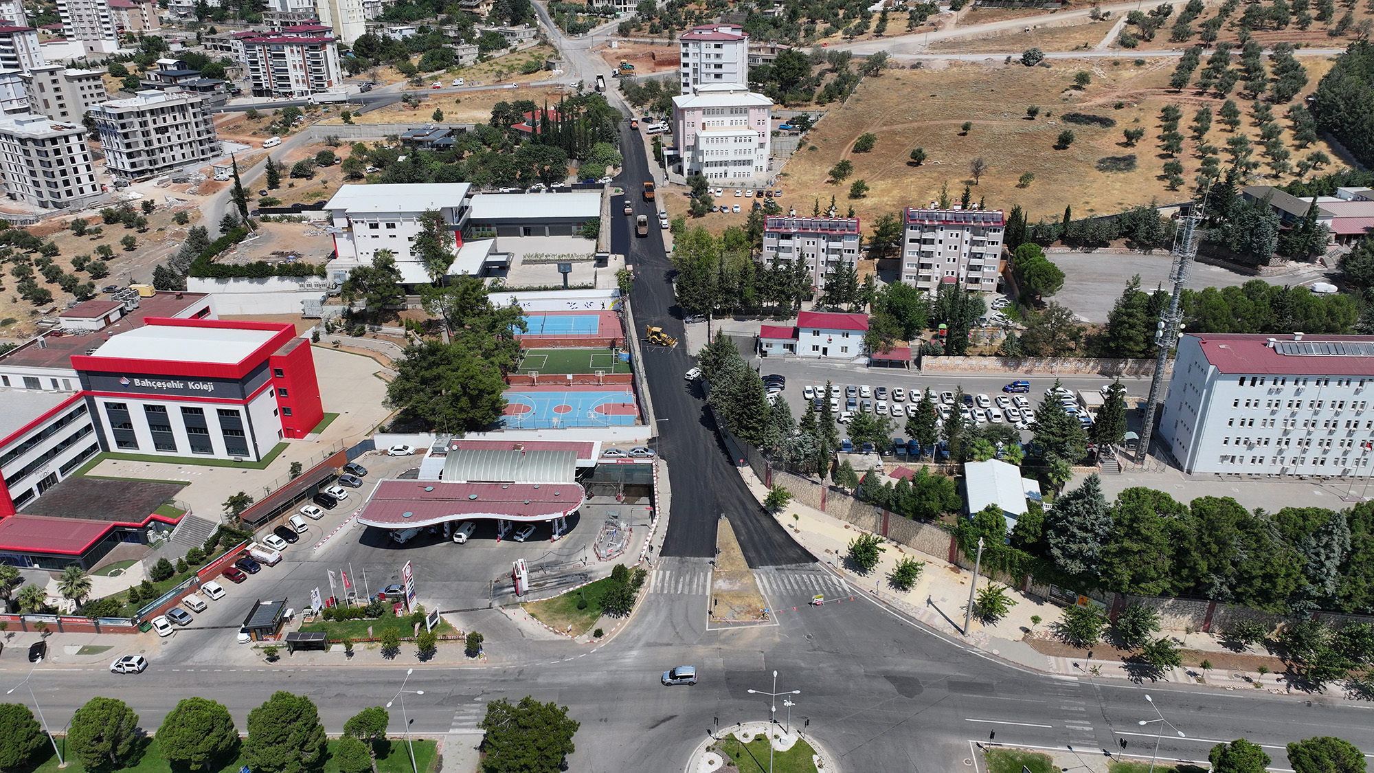 Kahramanmaraş Büyükşehir Belediyesi, şehir genelinde ulaşım altyapısını güçlendirmek, mevcut güzergâhlardaki