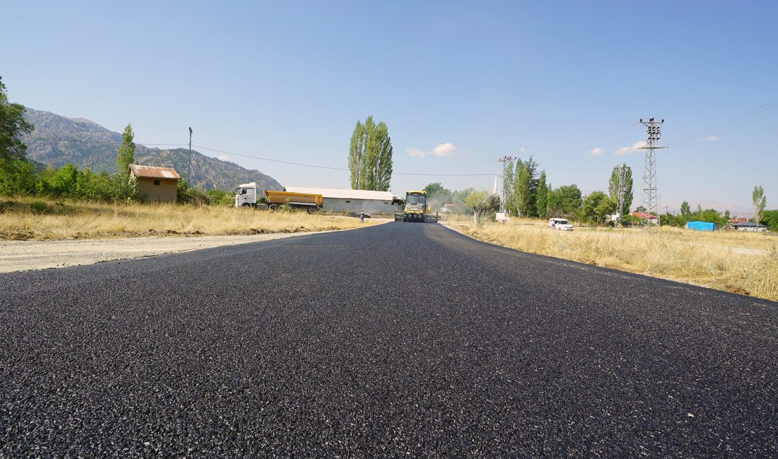 Büyükşehir, Göksun’da Bir Mahallenin Daha Yolunu Yeniliyor Kahramanmaraş Büyükşehir Belediyesi, Başkan Fırat Görgel öncülüğünde şehrin ulaşım ağını