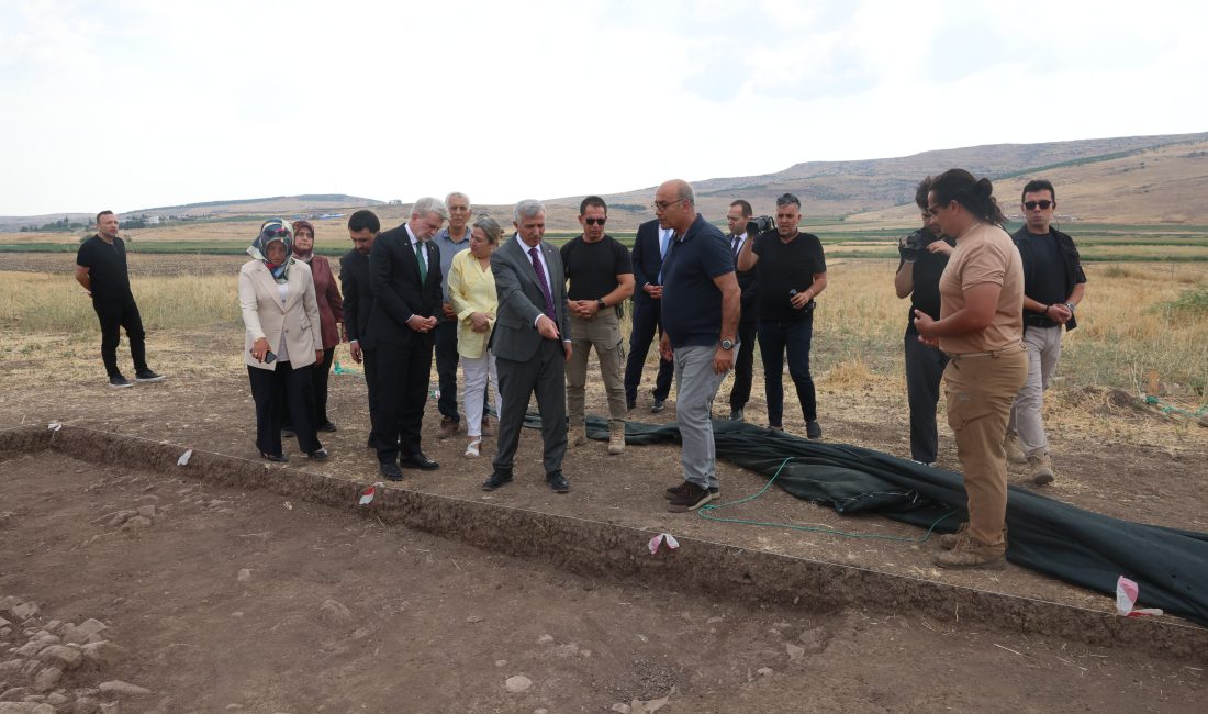 Ziyaret kapsamında ilk olarak Domuztepe Kazı Evinde bir sunum gerçekleştirildi.
