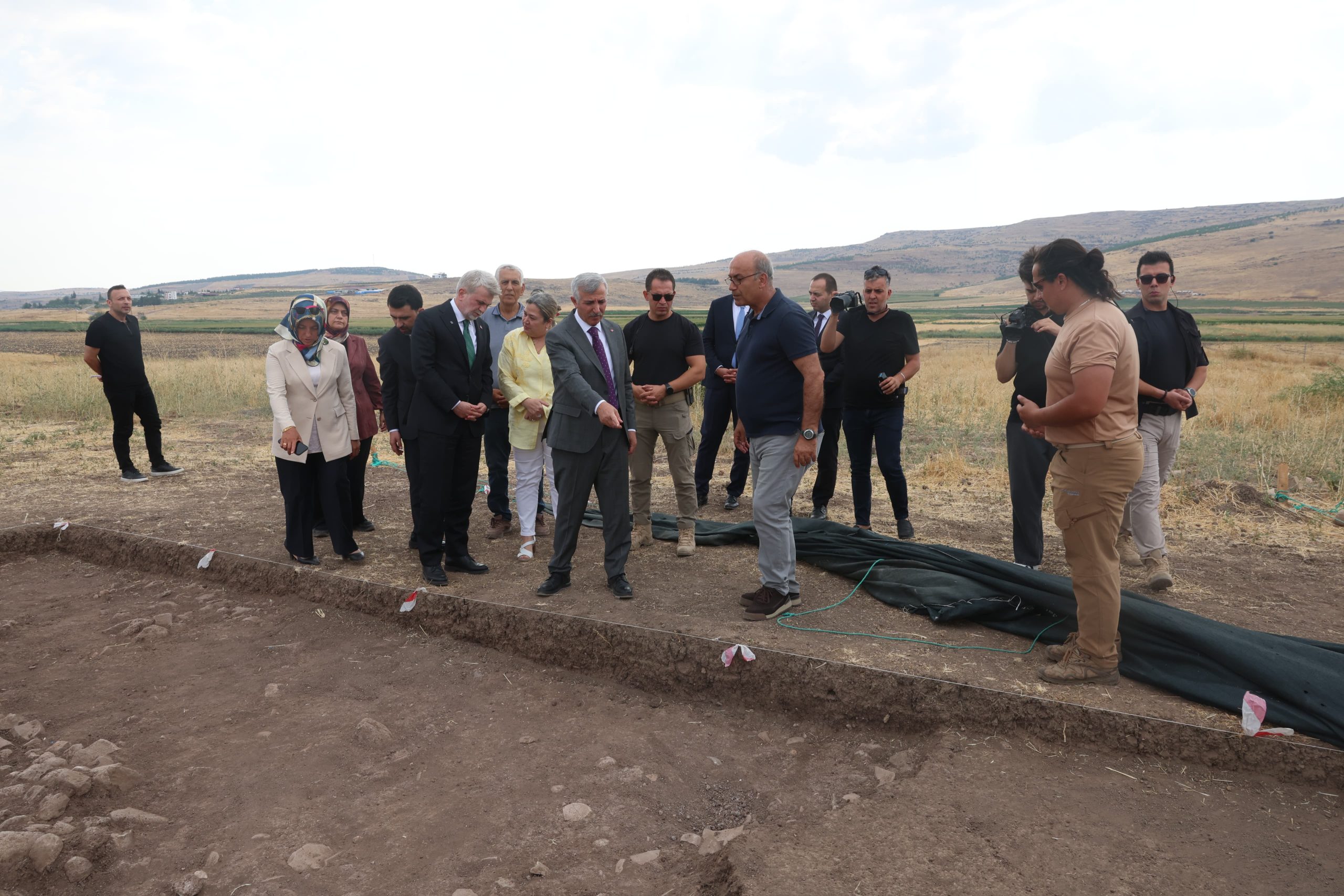 Vali Ünlüer, Domuztepe Höyüğü’nde Kazı Çalışmalarını İnceledi 1 IMG WA