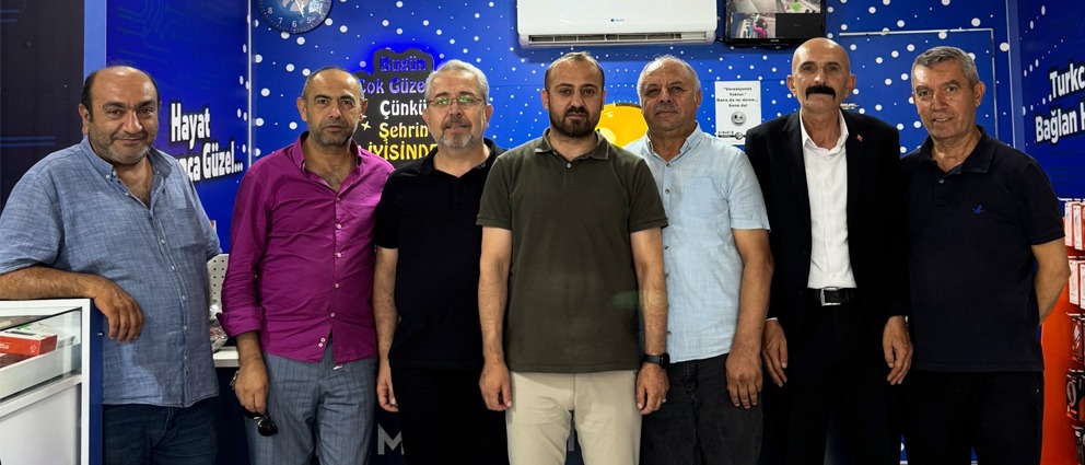 KAHRAMANMARAŞ’TA 4 SİYASETÇİ, 3 GAZETECİ AYNI SOHBETTE BULUŞTU Planlanmış bir siyasi toplantı olmamasına rağmen ziyaret sırasında farklı siyasi