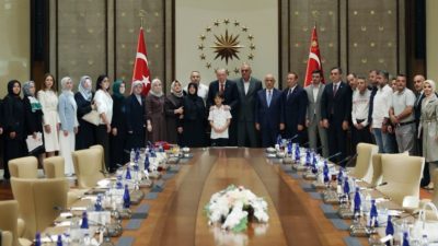 Gerçekleşen kabulde, acılı ailelerle yakından ilgilenen Cumhurbaşkanı Erdoğan, başsağlığı dileklerini