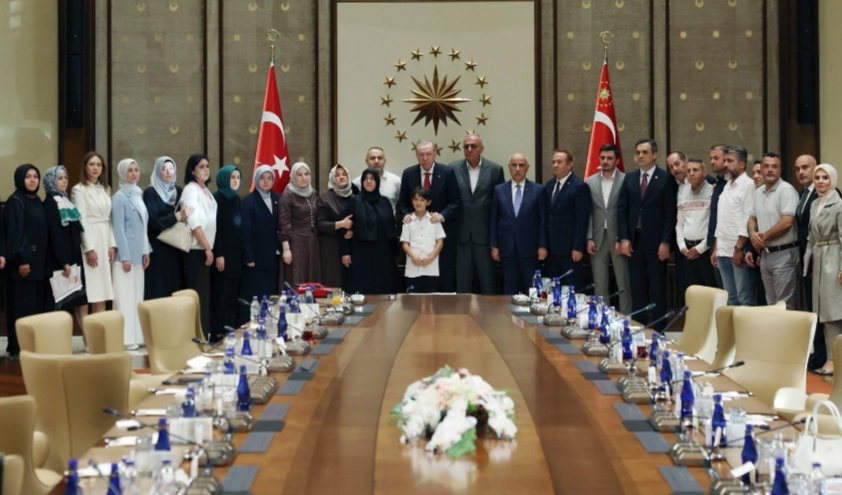 Gerçekleşen kabulde, acılı ailelerle yakından ilgilenen Cumhurbaşkanı Erdoğan, başsağlığı dileklerini