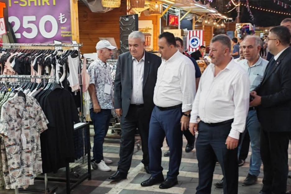 Gerçekleştirilen ziyaretlerde esnafların talep, beklenti ve önerileri yerinde dinlenirken, karşılıklı
