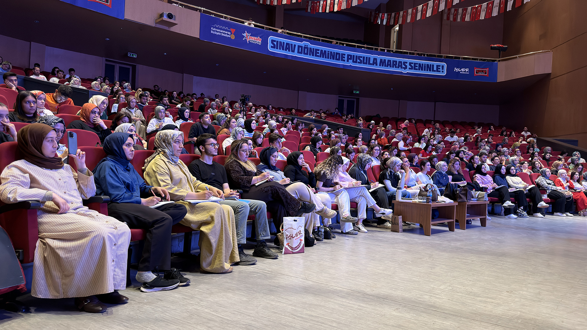 Büyükşehir’in KPSS Genel Tekrar Kampı Türkçe ile Noktalandı Sınava hazırlanan gençlerin yoğun ilgi gösterdiği eğitimde Türkçe’nin temel konu