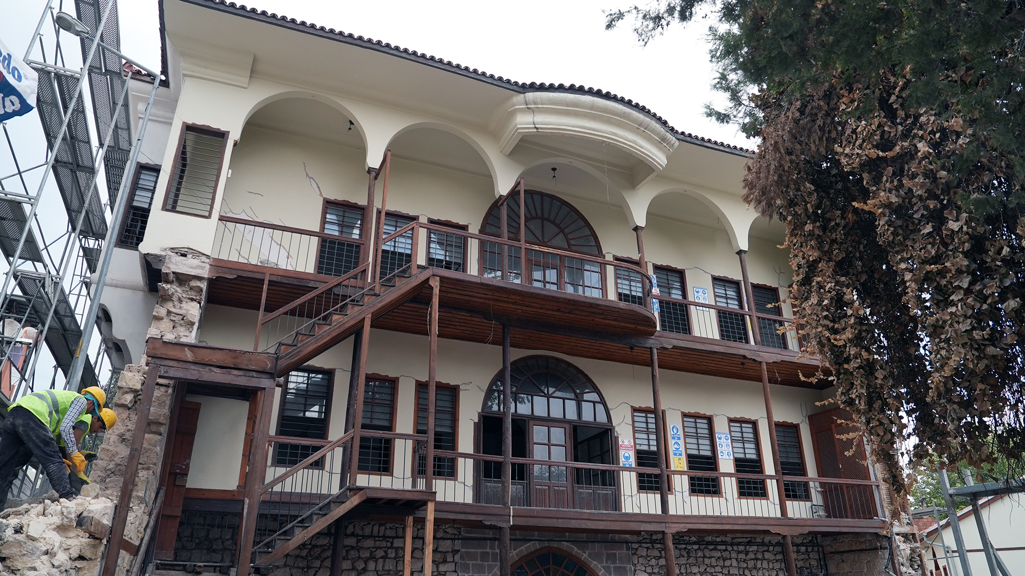 Tescilli Kocabaş Konağı’nda Titiz Restorasyon Süreci Sürüyor Kahramanmaraş Büyükşehir Belediyesi, şehrin köklü tarihini ve kültürel hafızasını korumaya